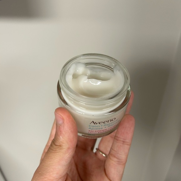 Aveeno Calm + Restore Age Renewal Cream - Picture 5 of 6